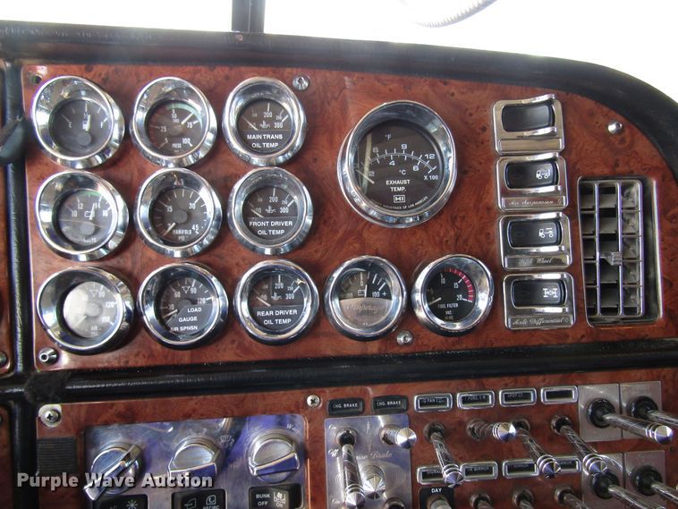 image for item DG0263 2003 Peterbilt 379 semi truck