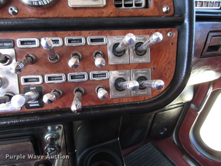 image for item DG0263 2003 Peterbilt 379 semi truck