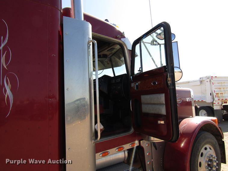 image for item DG0263 2003 Peterbilt 379 semi truck