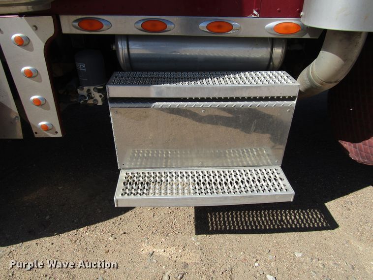 image for item DG0263 2003 Peterbilt 379 semi truck