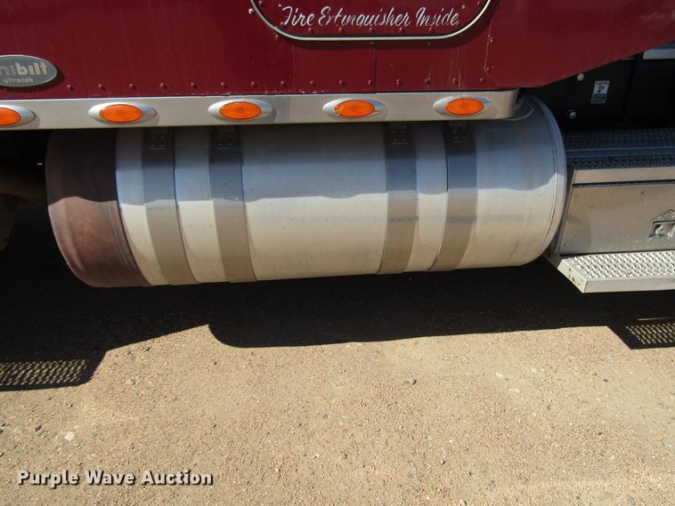 image for item DG0263 2003 Peterbilt 379 semi truck