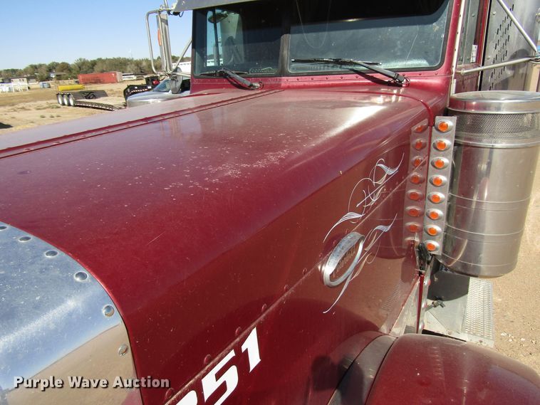 image for item DG0263 2003 Peterbilt 379 semi truck