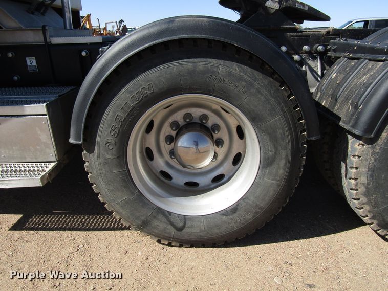 image for item DG0263 2003 Peterbilt 379 semi truck