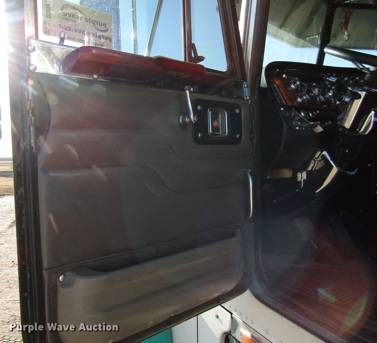 image for item DG0264 2004 Peterbilt 379 semi truck