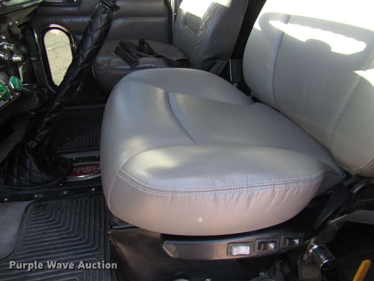 image for item DG0264 2004 Peterbilt 379 semi truck