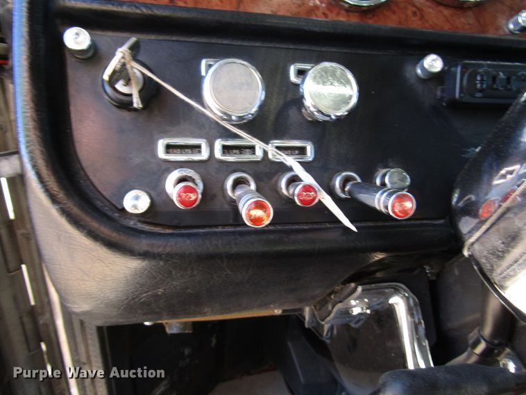 image for item DG0264 2004 Peterbilt 379 semi truck