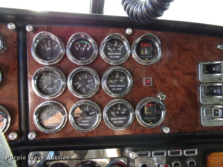 image for item DG0264 2004 Peterbilt 379 semi truck