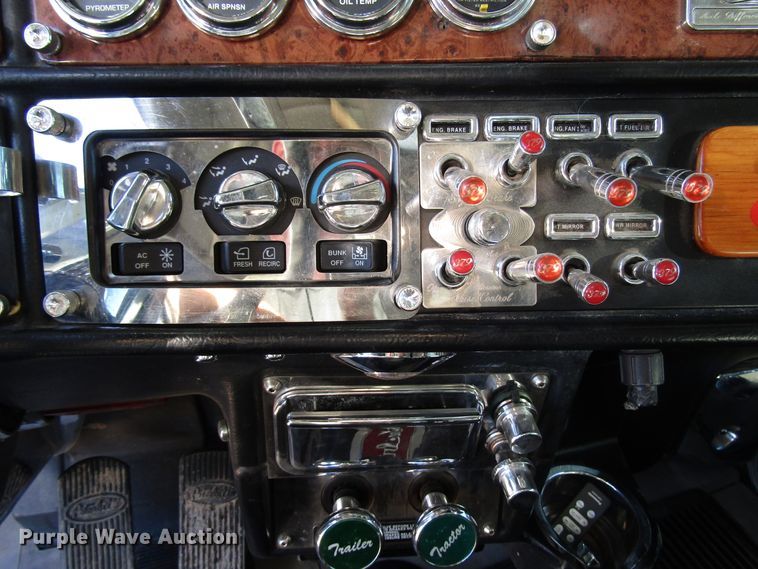 image for item DG0264 2004 Peterbilt 379 semi truck