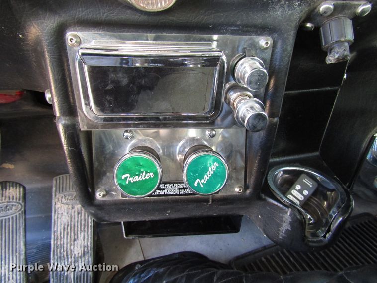 image for item DG0264 2004 Peterbilt 379 semi truck