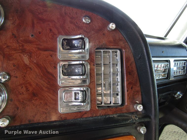 image for item DG0264 2004 Peterbilt 379 semi truck