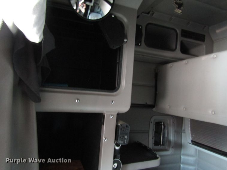 image for item DG0264 2004 Peterbilt 379 semi truck