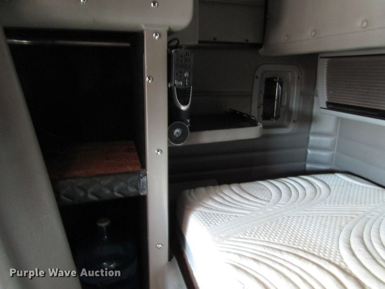 image for item DG0264 2004 Peterbilt 379 semi truck