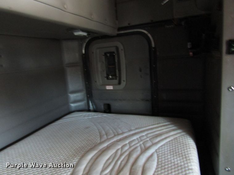 image for item DG0264 2004 Peterbilt 379 semi truck