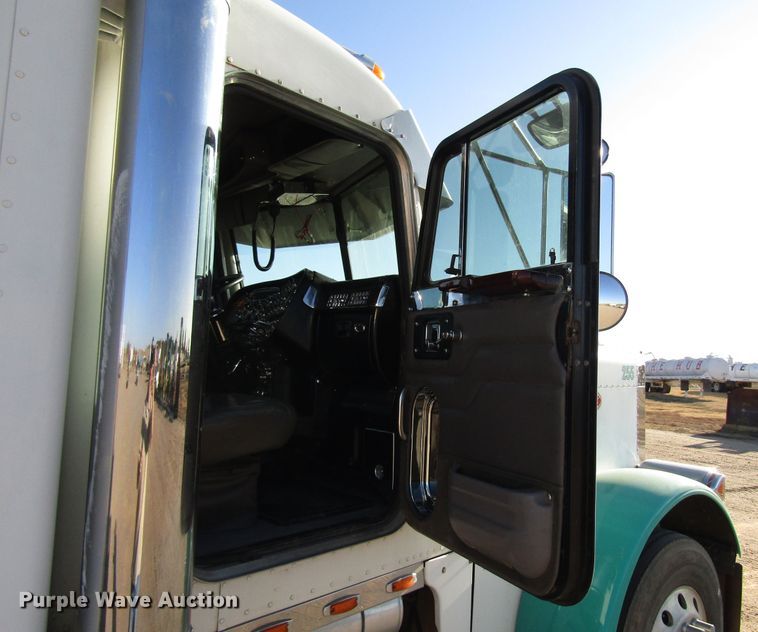 image for item DG0264 2004 Peterbilt 379 semi truck