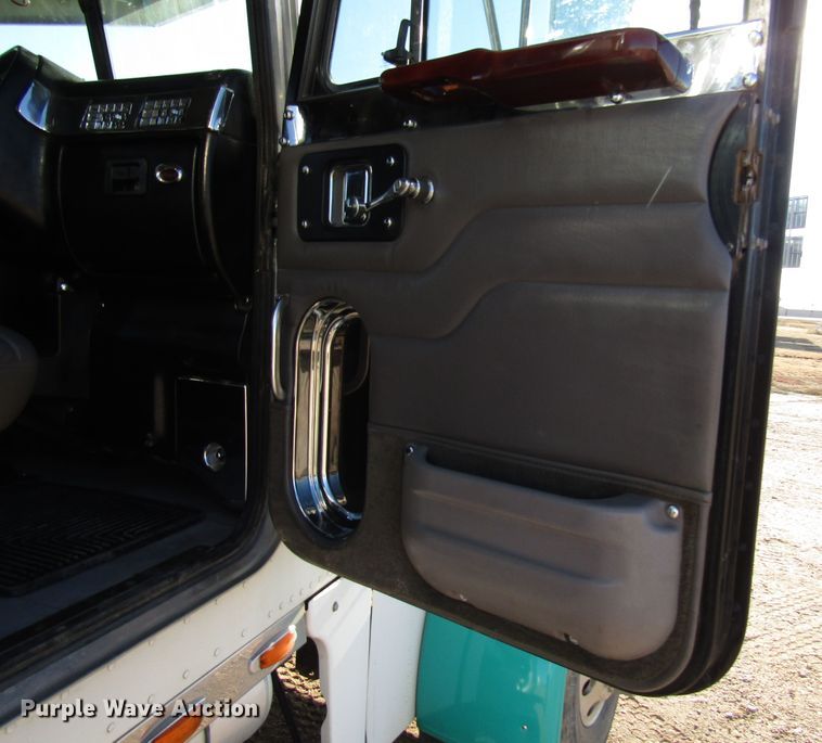 image for item DG0264 2004 Peterbilt 379 semi truck