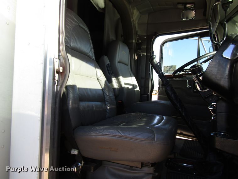 image for item DG0264 2004 Peterbilt 379 semi truck