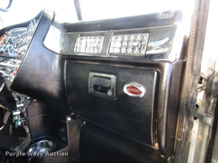 image for item DG0264 2004 Peterbilt 379 semi truck