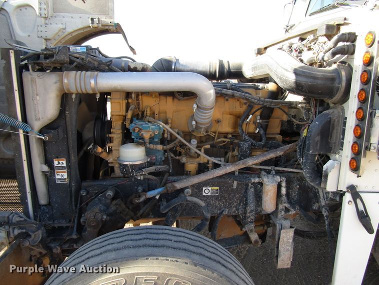 image for item DG0264 2004 Peterbilt 379 semi truck