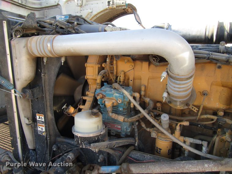 image for item DG0264 2004 Peterbilt 379 semi truck