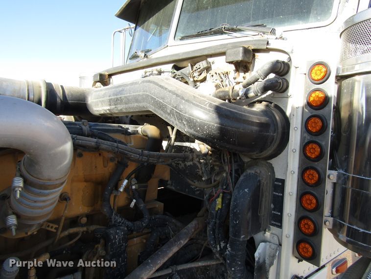 image for item DG0264 2004 Peterbilt 379 semi truck