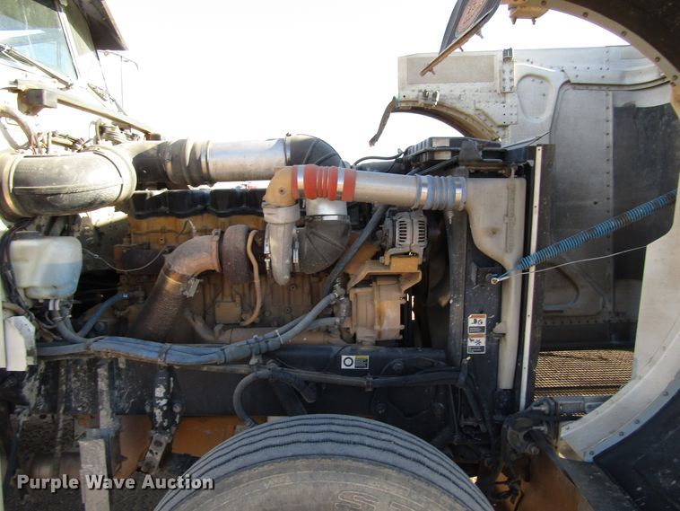 image for item DG0264 2004 Peterbilt 379 semi truck