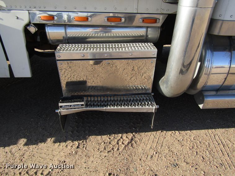 image for item DG0264 2004 Peterbilt 379 semi truck