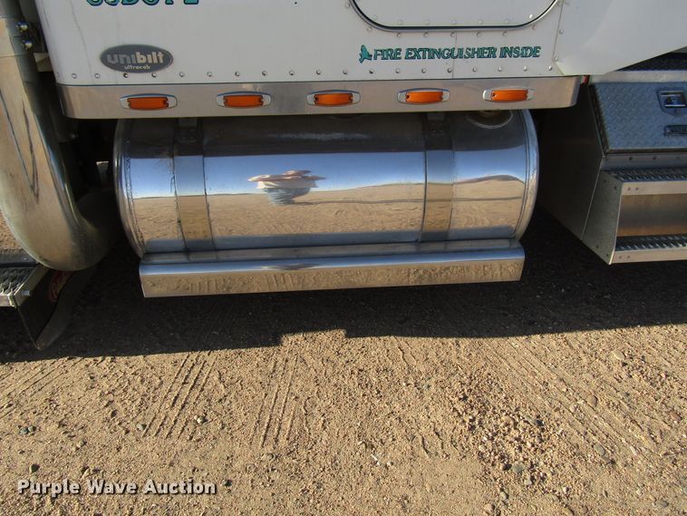 image for item DG0264 2004 Peterbilt 379 semi truck