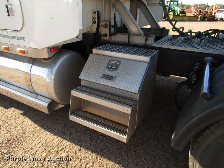 image for item DG0264 2004 Peterbilt 379 semi truck