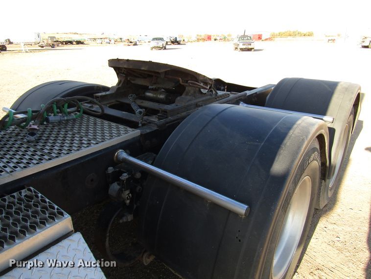 image for item DG0264 2004 Peterbilt 379 semi truck