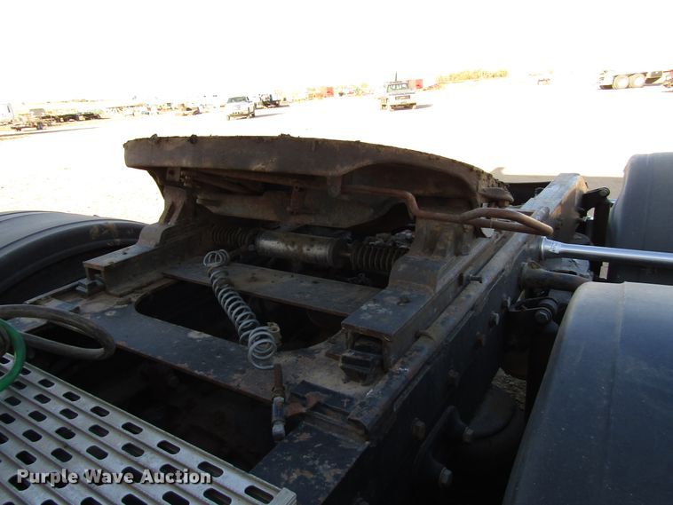 image for item DG0264 2004 Peterbilt 379 semi truck