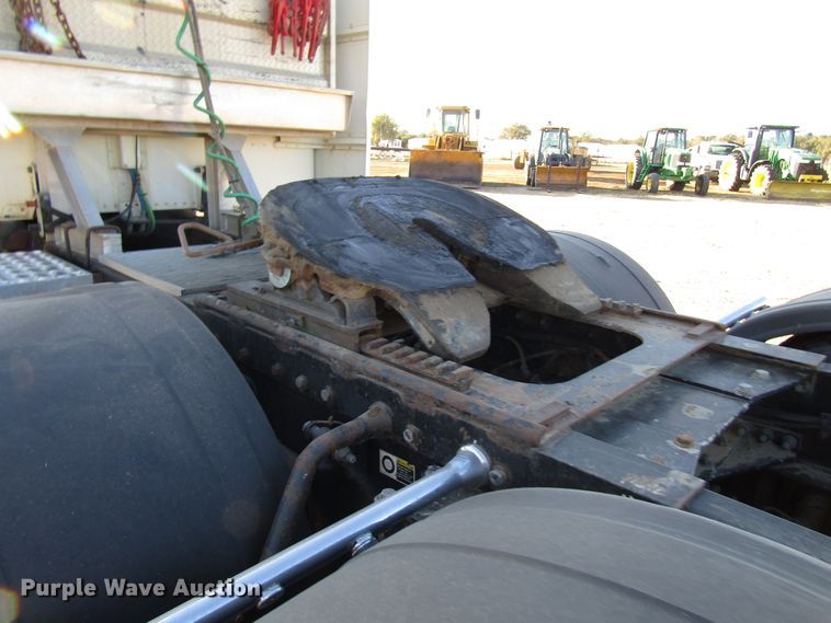 image for item DG0264 2004 Peterbilt 379 semi truck