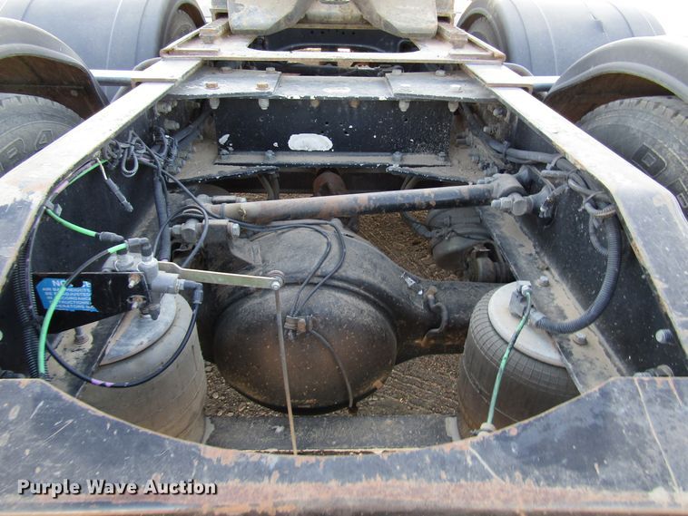 image for item DG0264 2004 Peterbilt 379 semi truck