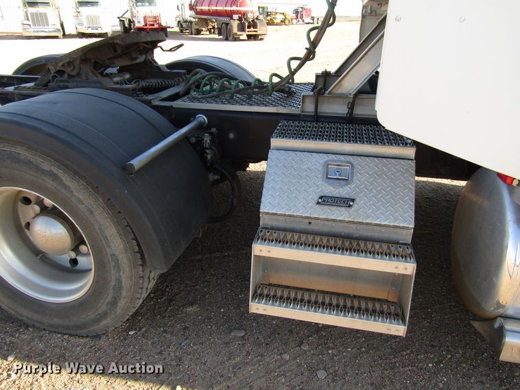 image for item DG0264 2004 Peterbilt 379 semi truck