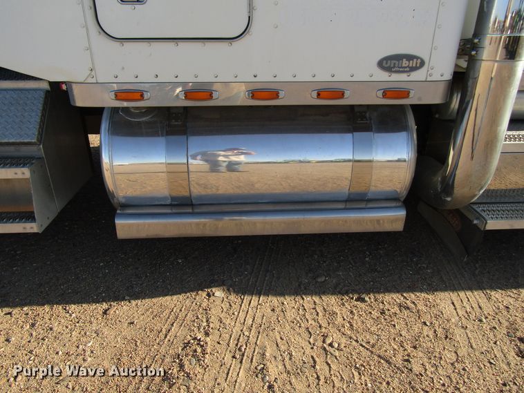 image for item DG0264 2004 Peterbilt 379 semi truck