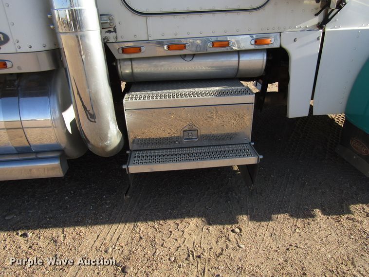 image for item DG0264 2004 Peterbilt 379 semi truck