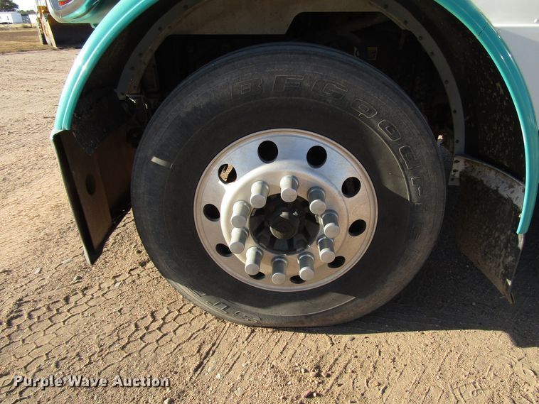 image for item DG0264 2004 Peterbilt 379 semi truck