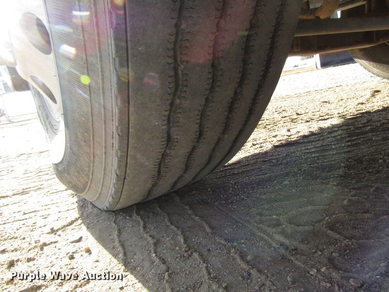 image for item DG0264 2004 Peterbilt 379 semi truck