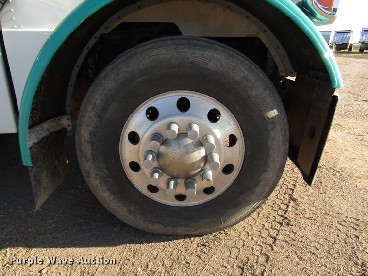 image for item DG0264 2004 Peterbilt 379 semi truck