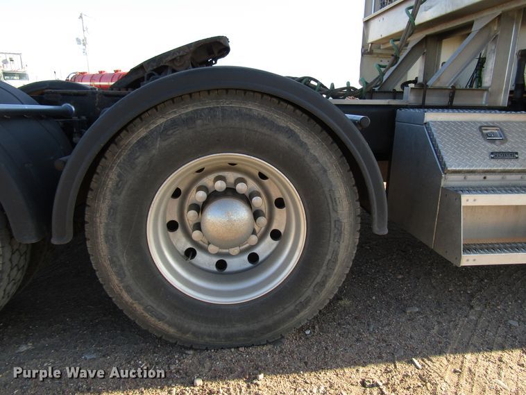 image for item DG0264 2004 Peterbilt 379 semi truck