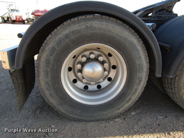 image for item DG0264 2004 Peterbilt 379 semi truck