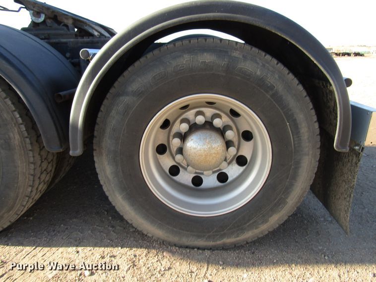 image for item DG0264 2004 Peterbilt 379 semi truck