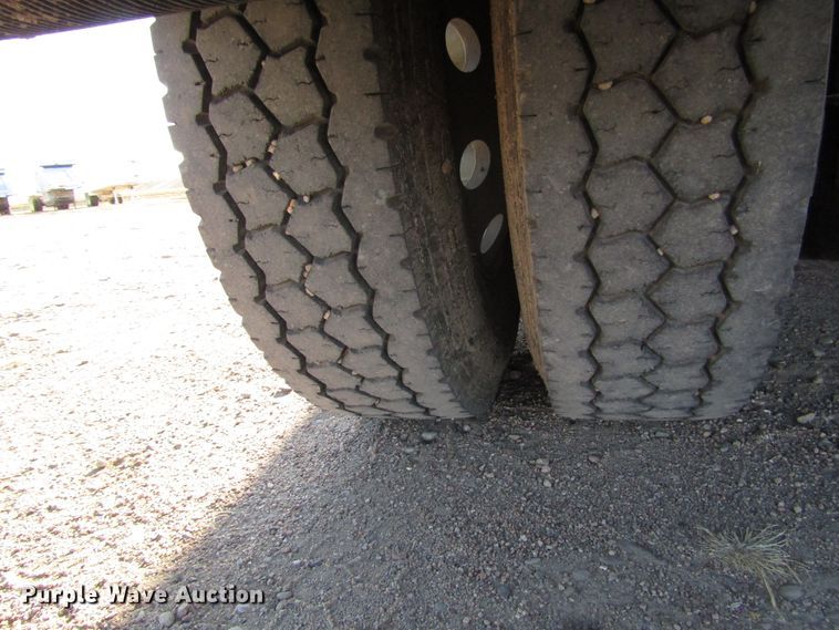 image for item DG0264 2004 Peterbilt 379 semi truck