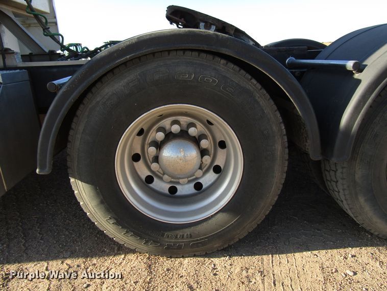 image for item DG0264 2004 Peterbilt 379 semi truck