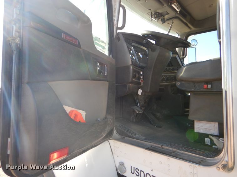 image for item DG0265 2010 Kenworth T400 flatbed truck