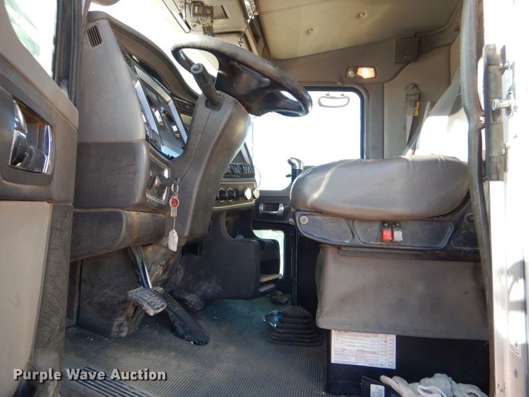 image for item DG0265 2010 Kenworth T400 flatbed truck