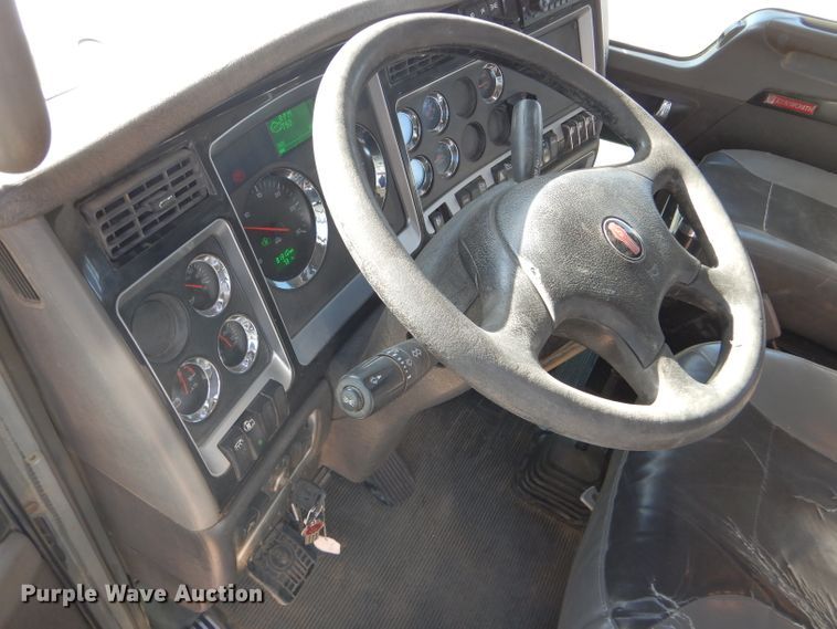 image for item DG0265 2010 Kenworth T400 flatbed truck