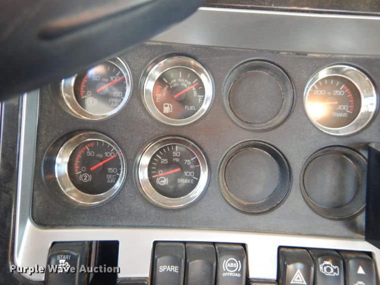 image for item DG0265 2010 Kenworth T400 flatbed truck