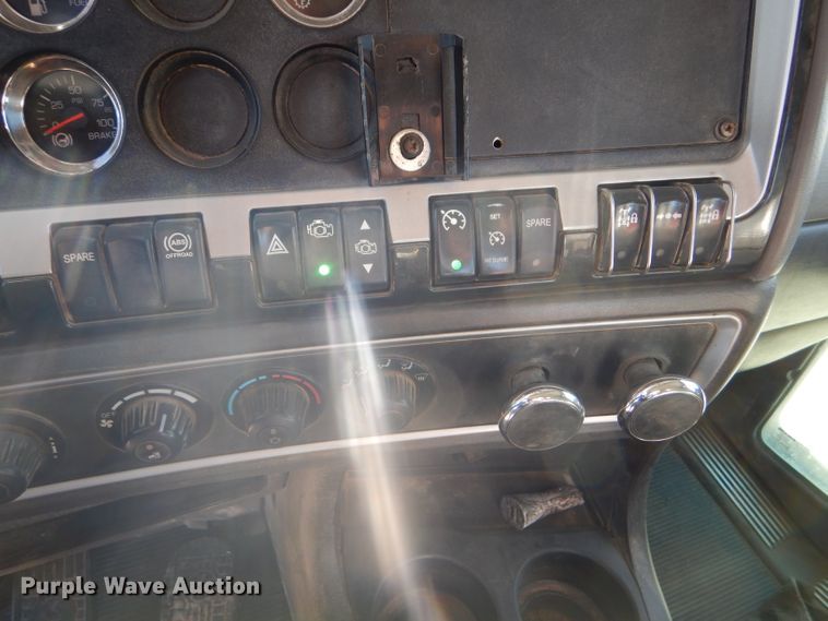 image for item DG0265 2010 Kenworth T400 flatbed truck