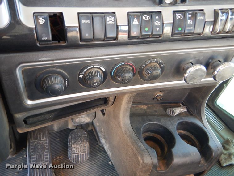 image for item DG0265 2010 Kenworth T400 flatbed truck