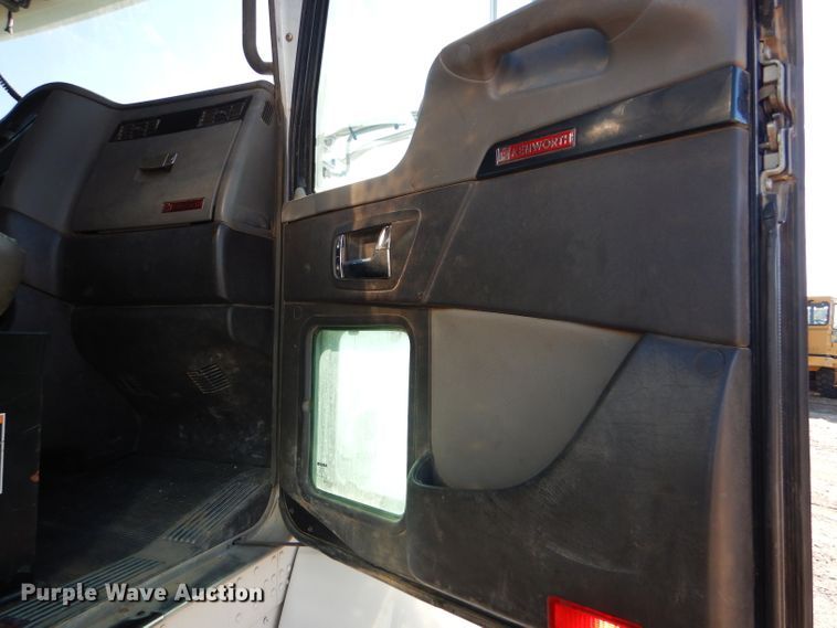 image for item DG0265 2010 Kenworth T400 flatbed truck